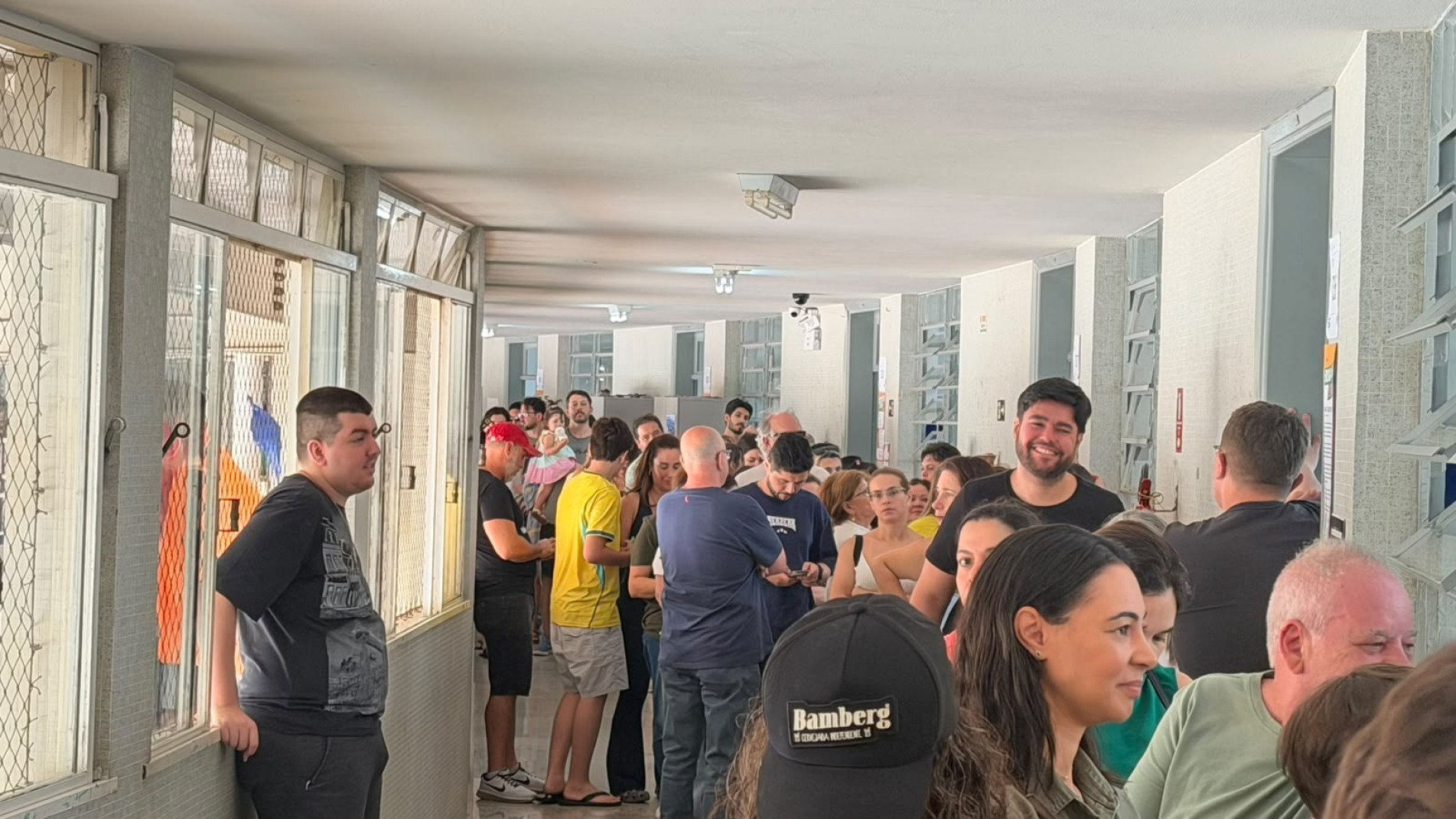 Colégio Salesiano também recebeu eleitores que precisaram justificar a ausência na votação de ontem
