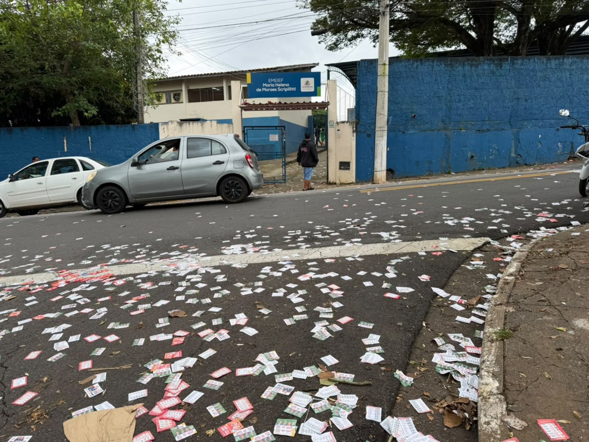 Santinhos poluem todas as áreas de votação 