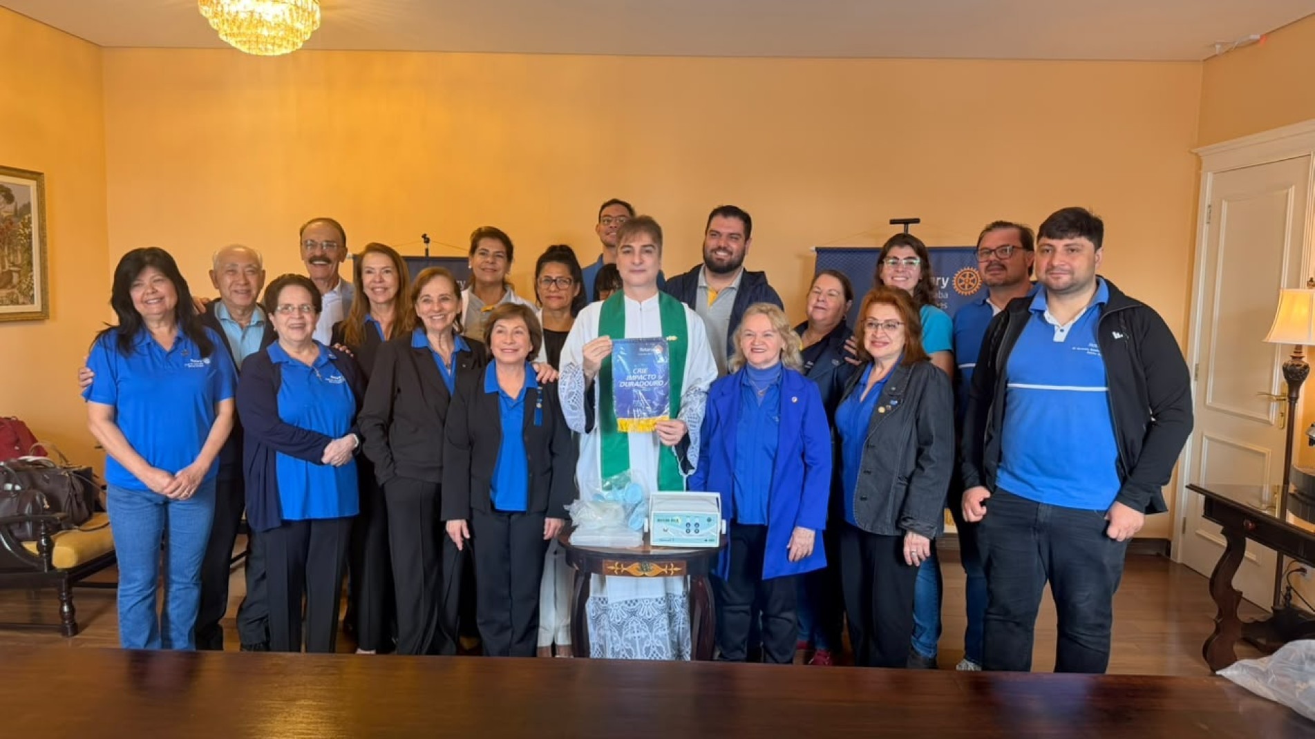 Padre Flávio, gestor do hospital, com
representantes do Rotary na entrega do equipamento