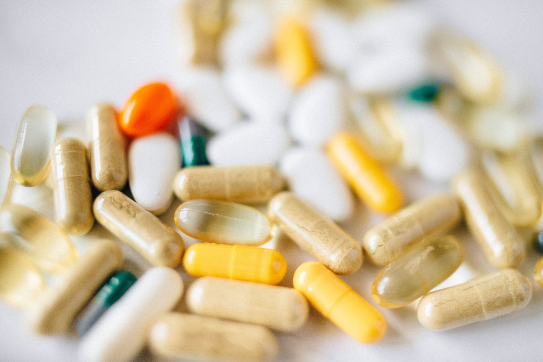 Pílulas e medicamentos diversos em close-up.