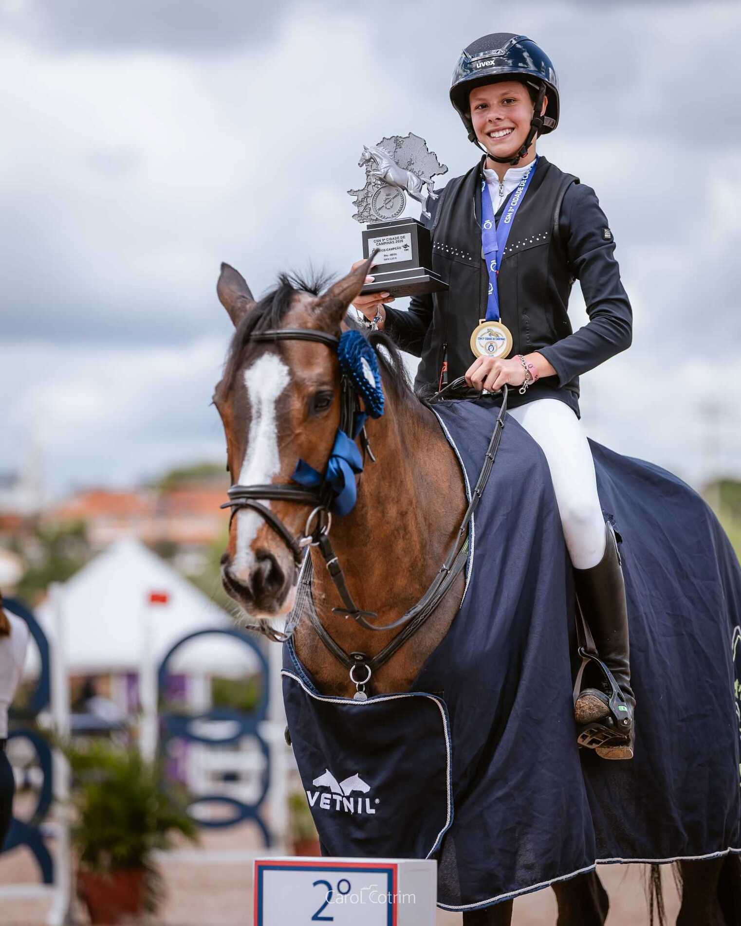 Lara compete na categoria pré-mirim, com obstáculos na altura de 1,10 metro