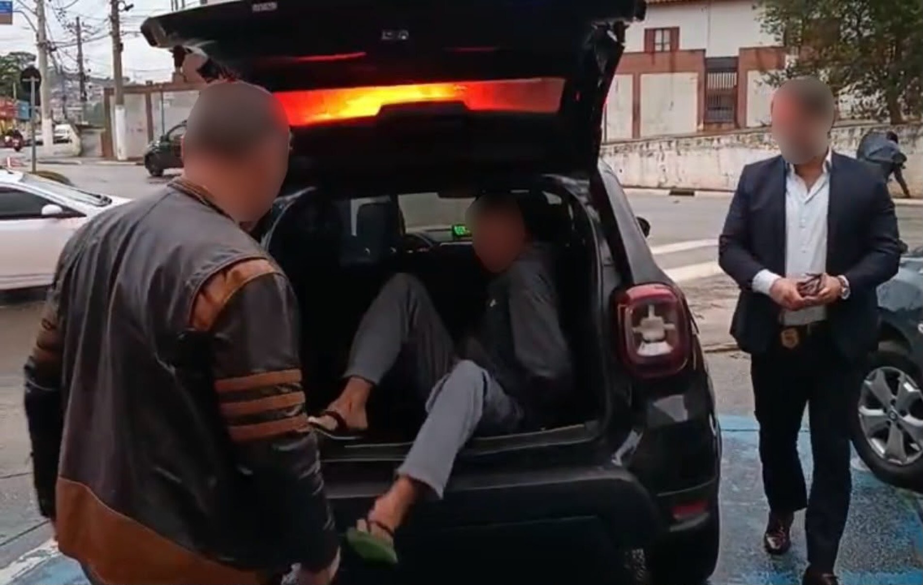 O homem segue a disposição da Justiça