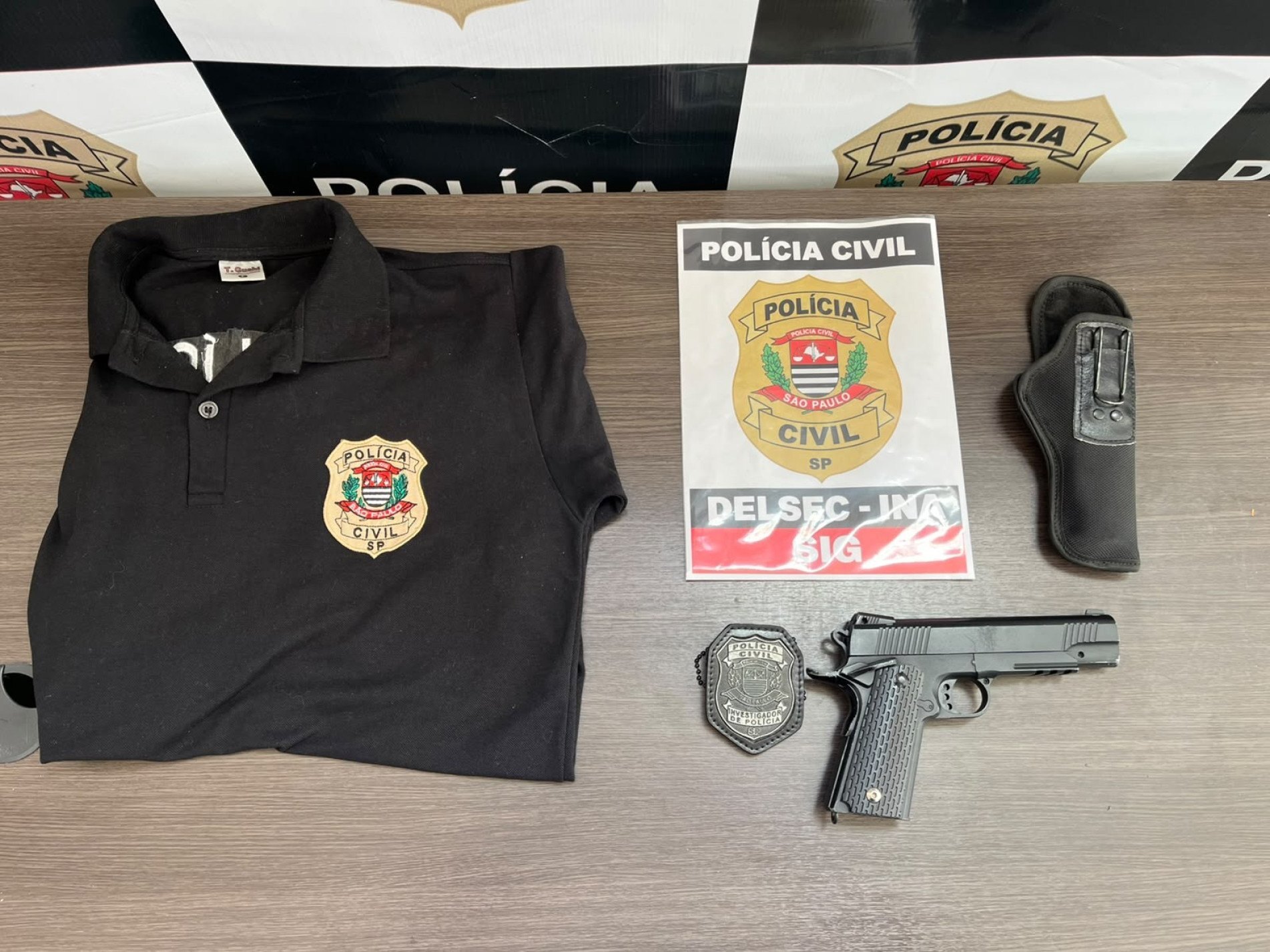 O suspeito já possuía mandado de prisão em aberto em seu nome