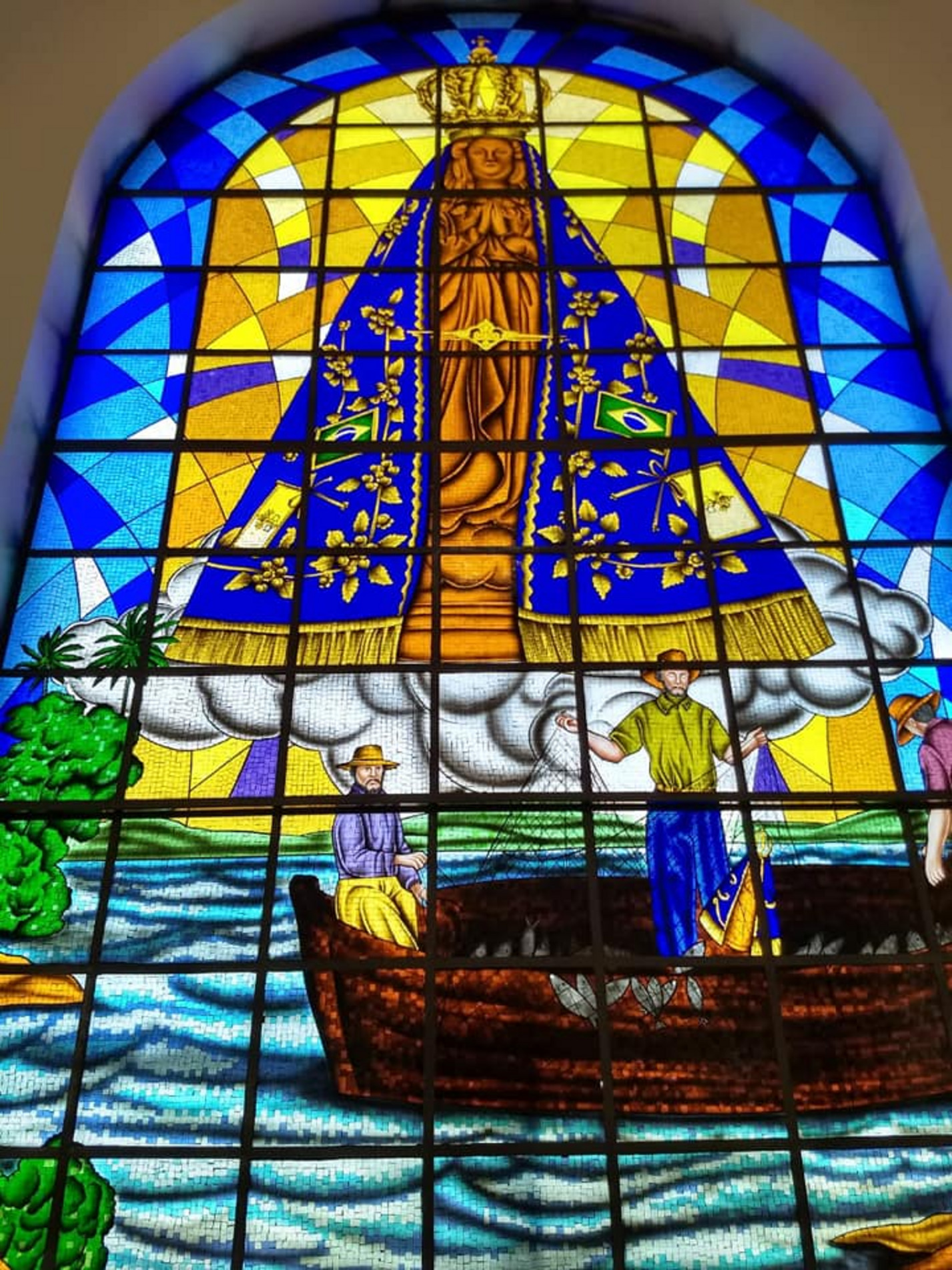 A história de Nossa Senhora Aparecida começa em outubro de 1717, quando três pescadores saíram para pescar no rio Paraíba do Sul