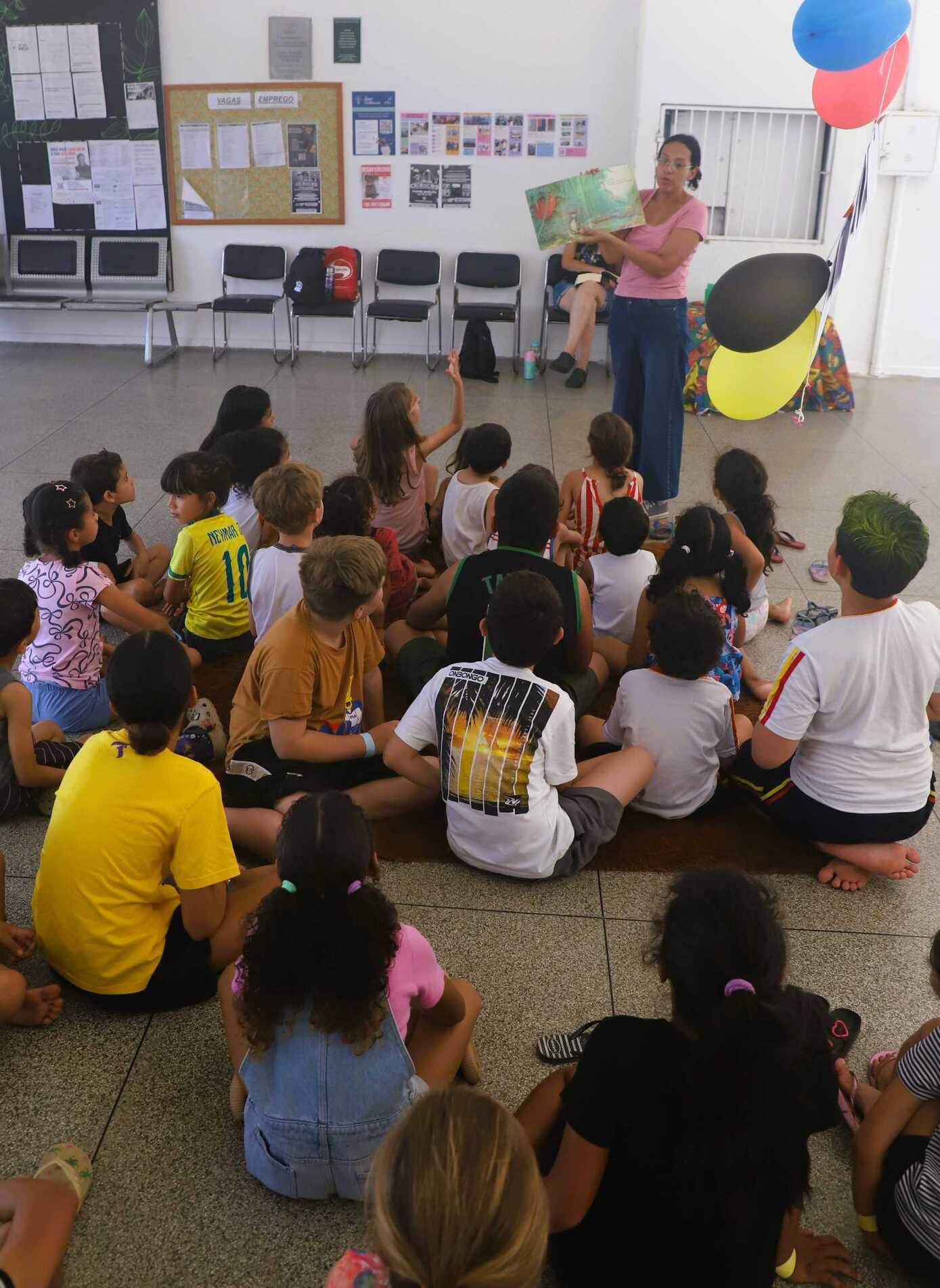 Crianças acompanham, atentas, a história do ratinho, do morango
vermelho maduro e do grande urso esfomeado