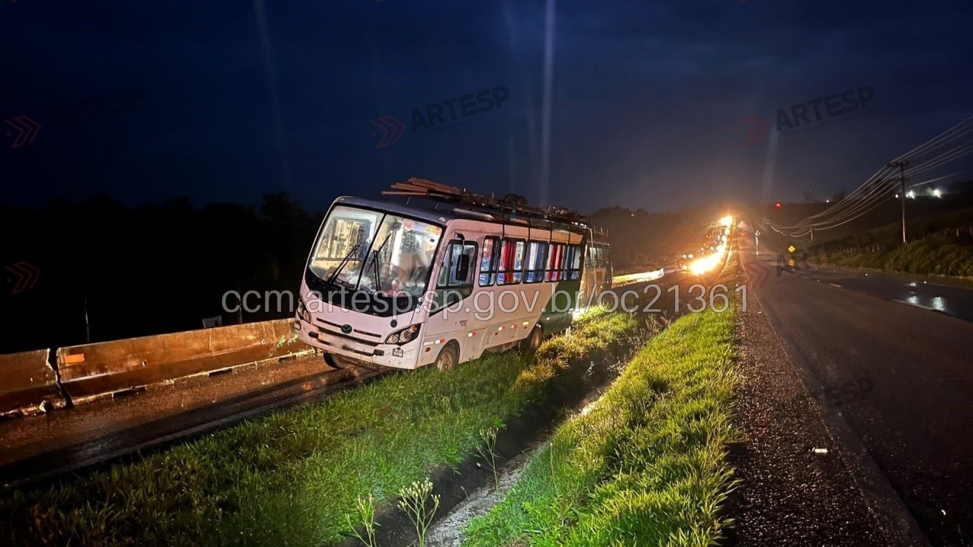 A condição imóvel do ônibus, em conjunto com a interdição das faixas 2 e acostamento para obras, causam o bloqueio total da via 