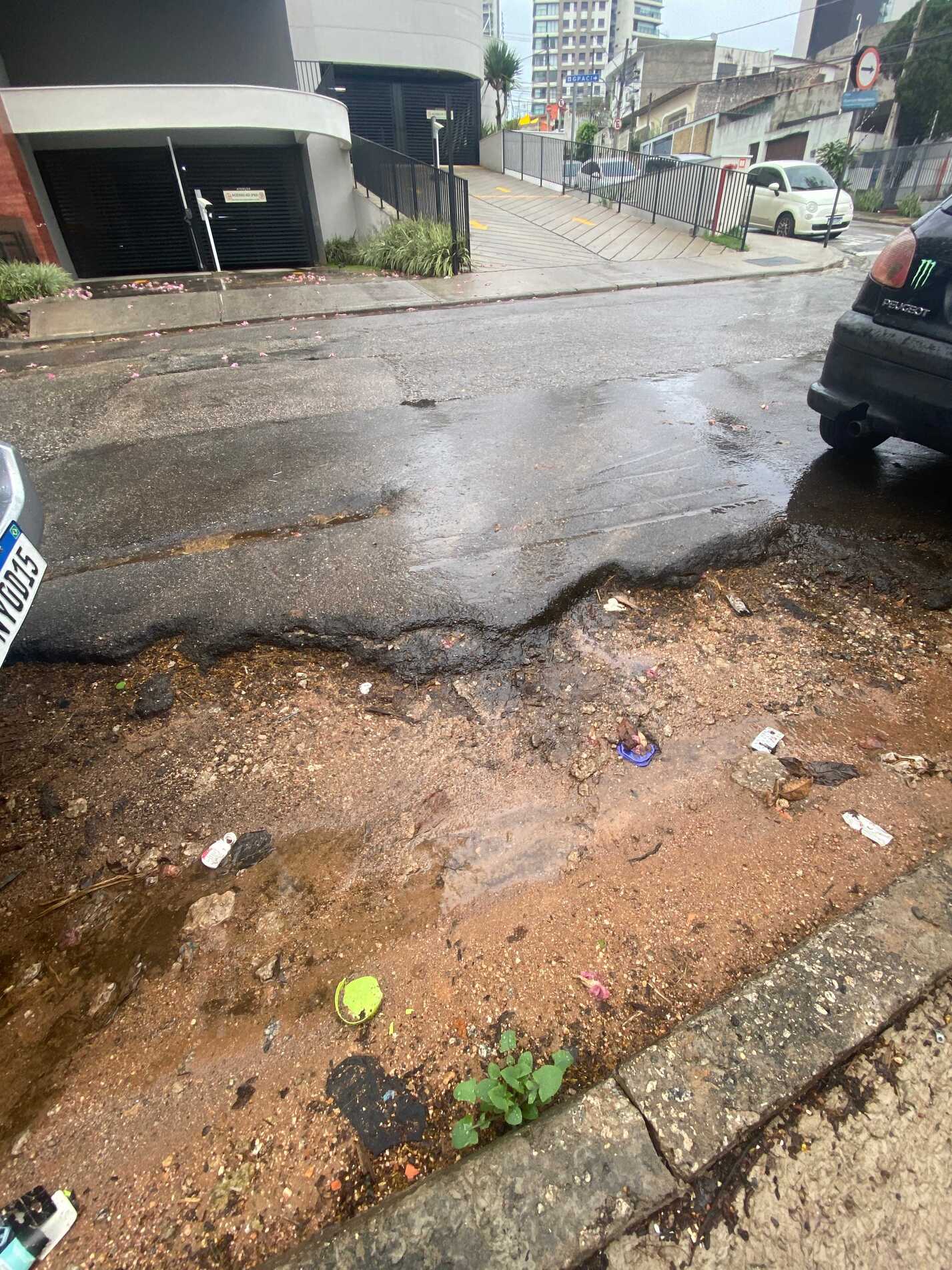 Buracos e desníveis na rua Gustavo Magalhães dificultam tráfego