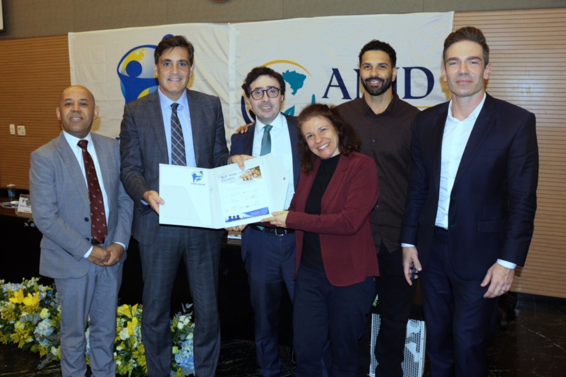 Participaram do lançamento representantes da academia e da sociedade civil, Instituto Ayrton Senna, MPT, MEC, MP/SP, OAB/SP e da ONG Todos por 1