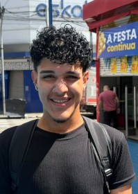 Kaique Tobias da Silva, de 19 anos, trabalha em uma central de relacionamento e utiliza aplicativos com mais frequ&ecirc;ncia do que o transporte p&uacute;blico - Jo&atilde;o Frizo