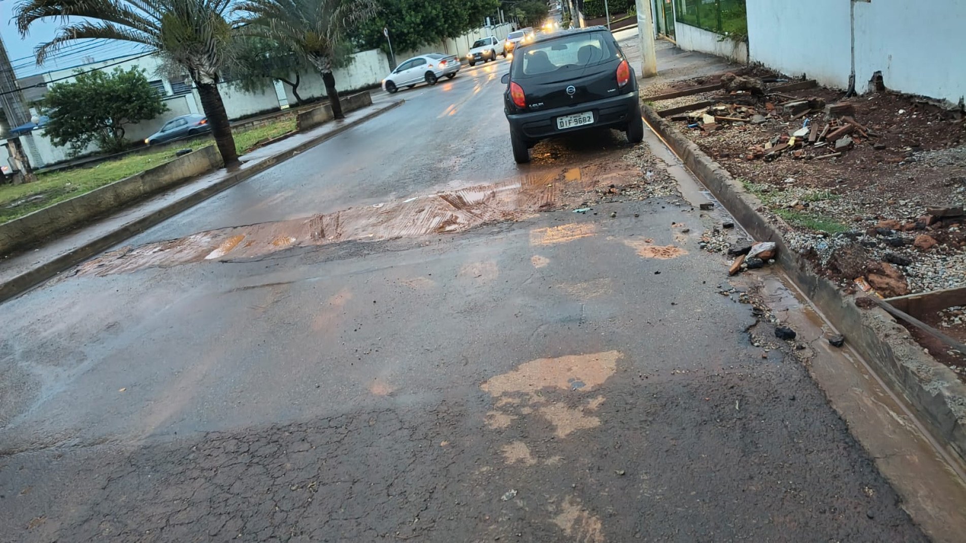 Ruas têm falta de pavimentação, valeta inacabada e acúmulo de lixo