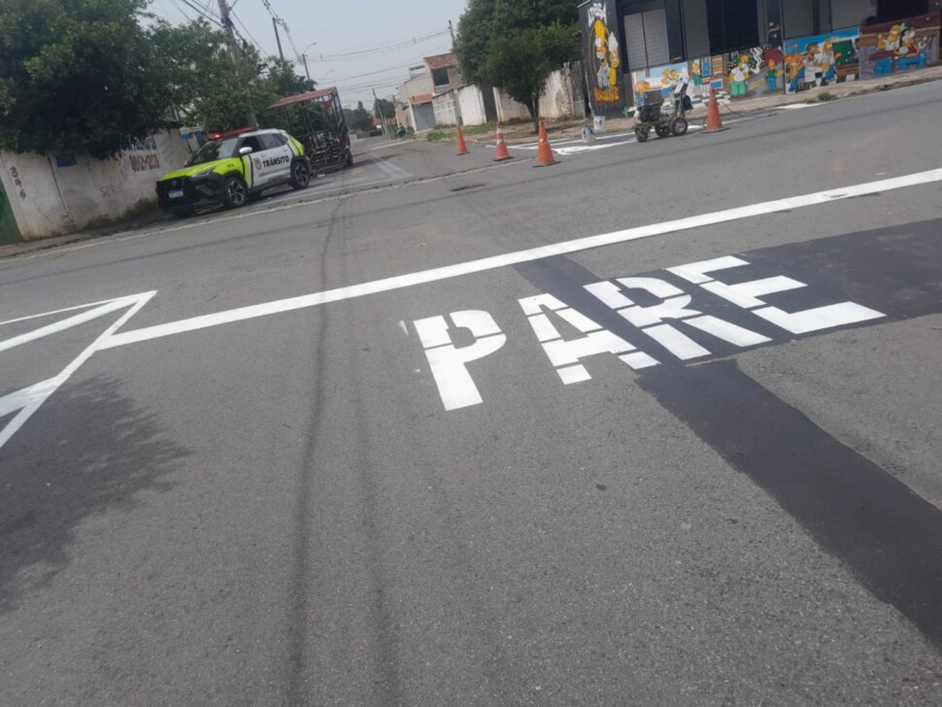 A via recebeu oito placas de trânsito e 40 metros quadrados de sinalização de solo