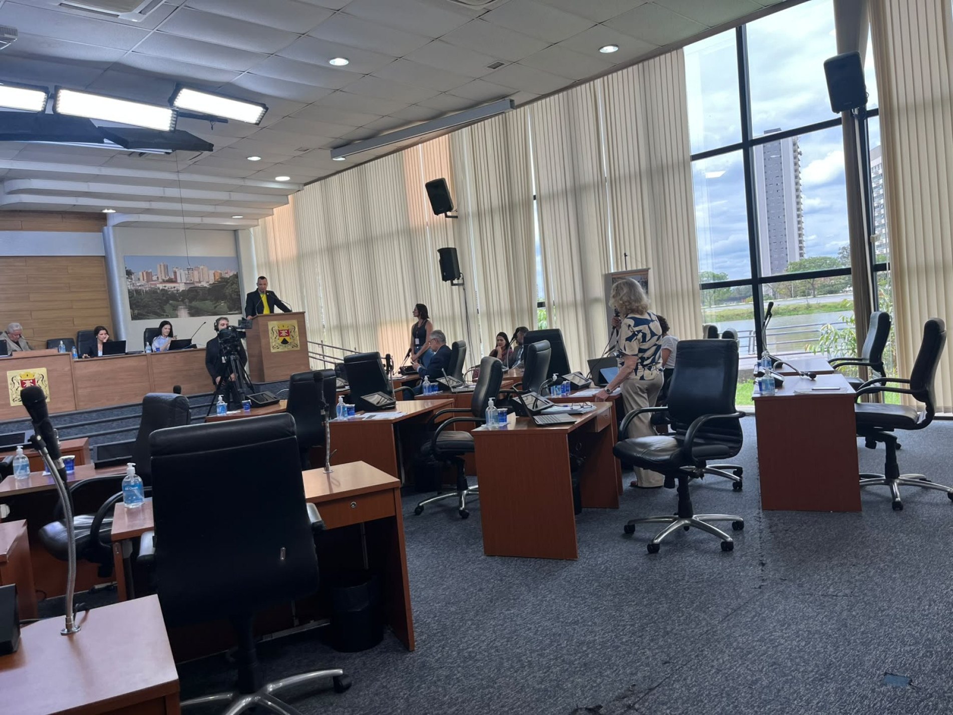 A vereadora Iara questionou quais órgãos seriam responsáveis pela fiscalização e observou que parte das condutas já é tratada pelo Estatuto da Criança e do Adolescente (ECA)