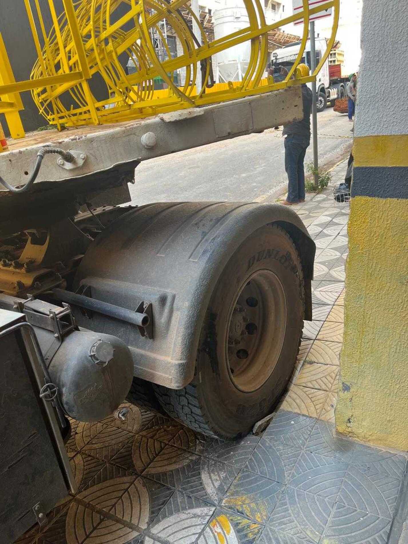 Caminhões danificam calçadas e expõem pedestres ao perigo 