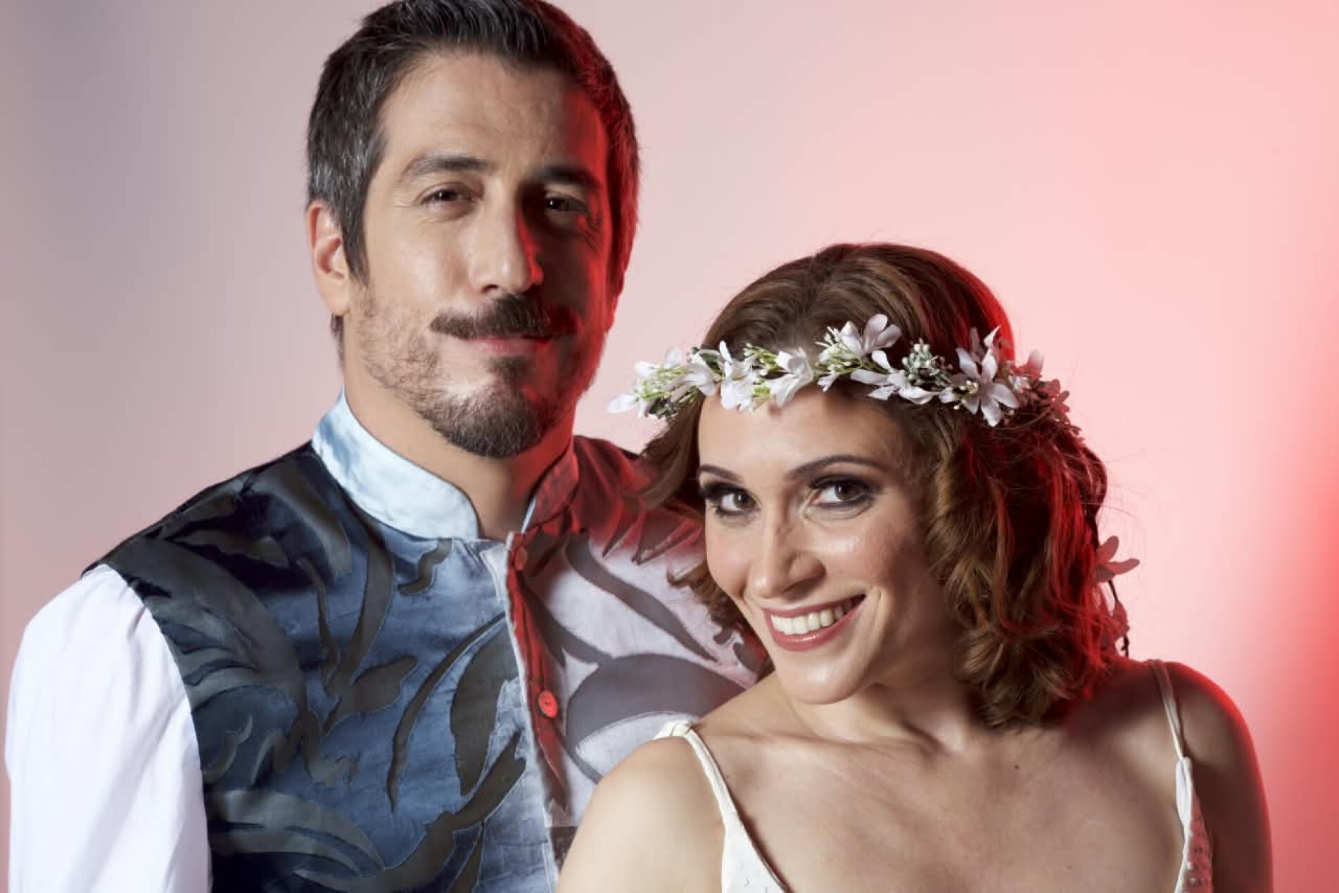 Estrelado por Ana Guasque e Eduardo Mossri, peça costura recortes de textos clássicos para narrar a história do teatro