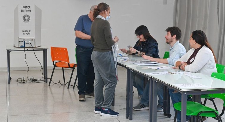 Votação no Estado de SP foi mais rápida quando comparada à média do país;
o eleitorado brasileiro ficou 67,59 segundos na cabine de votação