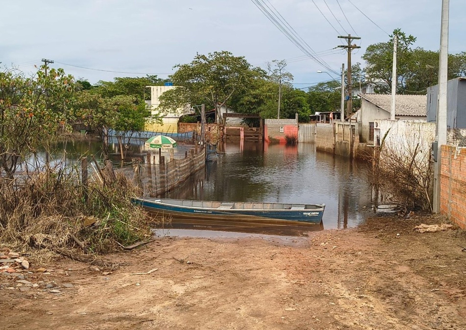 Defesa Civil realiza remoção de objetos e materiais danificados pela água, para permitir a limpeza dos imóveis e a reorganização das residências atingidas