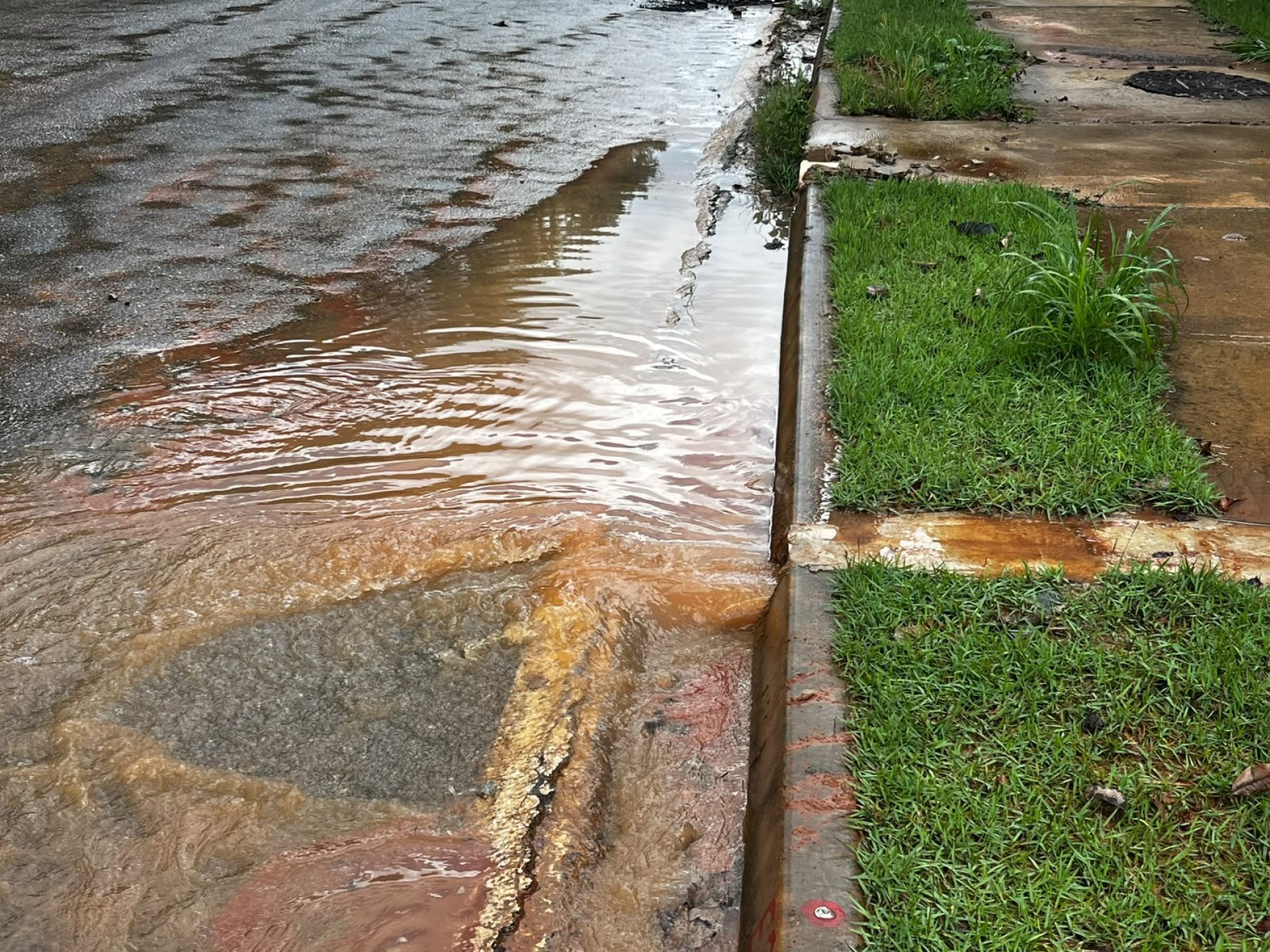 Por conta das chuvas, água jogada provocou 