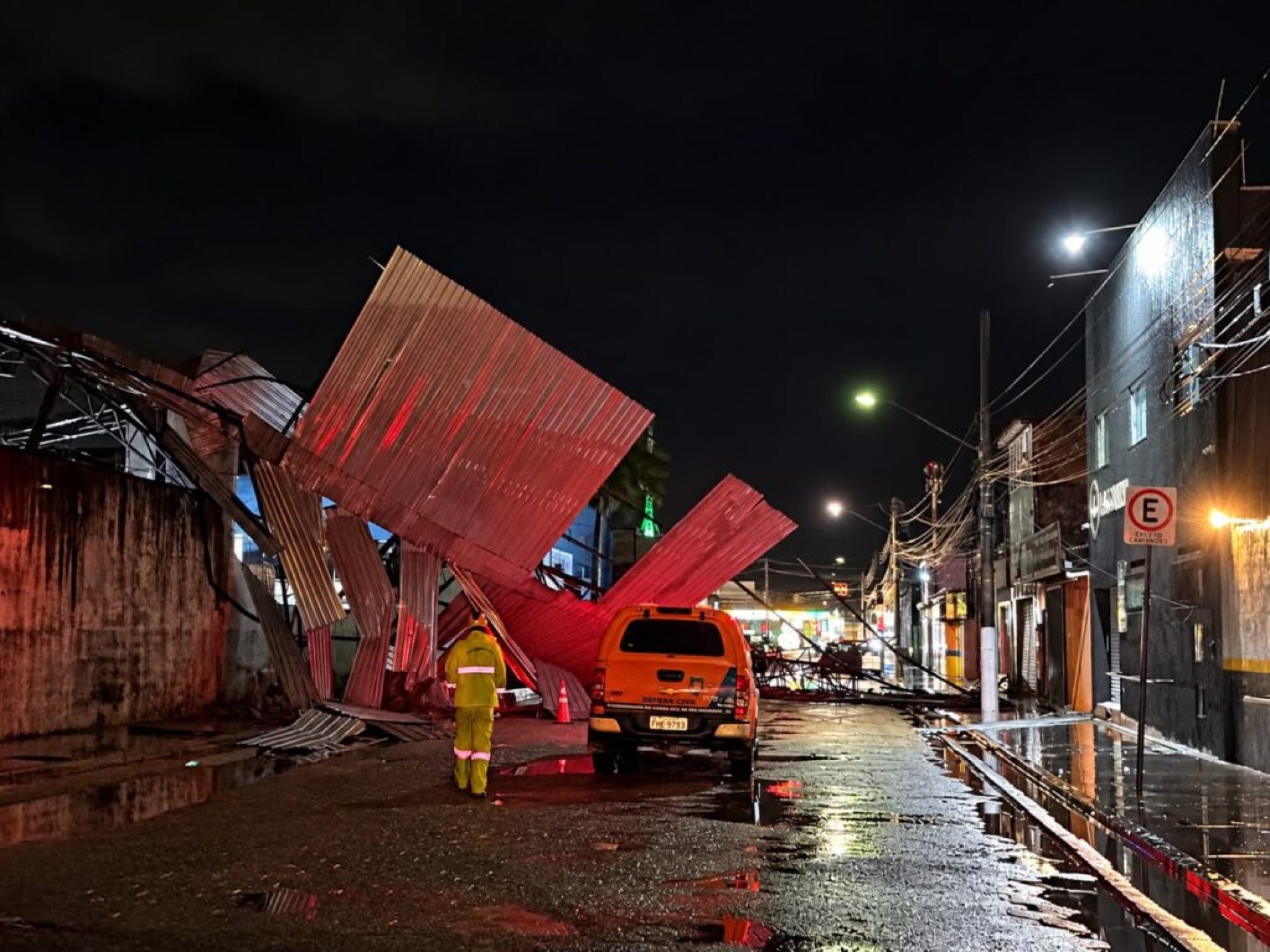 Vento levou a cobertura da garagem de uma empresa de ônibus em São Sebastião, no litoral norte 