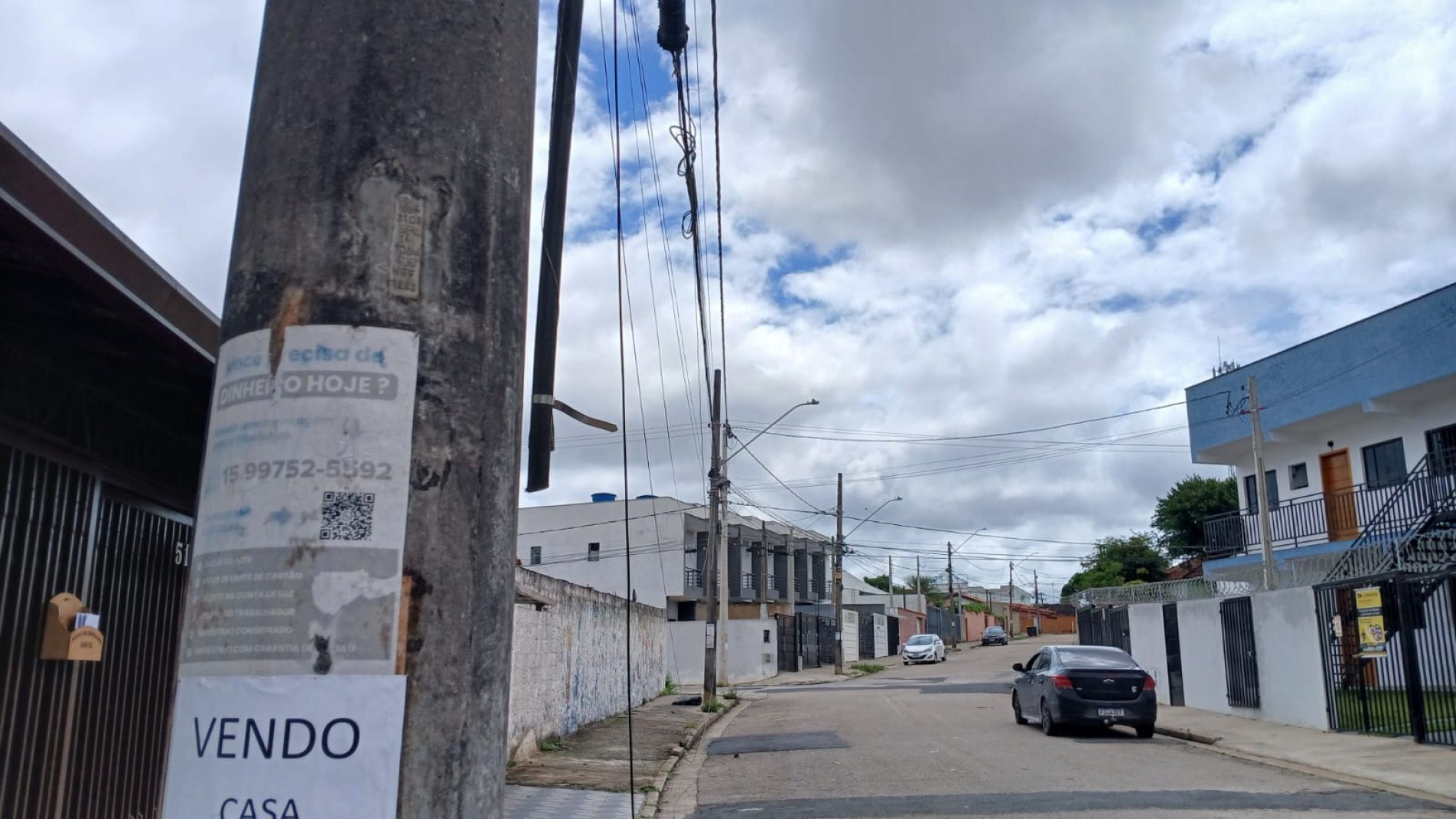 egundo os relatos, criminosos cortaram e levaram os cabos de um poste da via