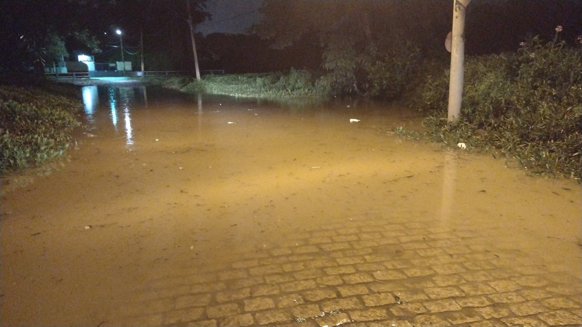 A Prefeitura orienta os moradores a redobrarem a atenção, respeitarem a sinalização e não acessarem áreas interditadas.
