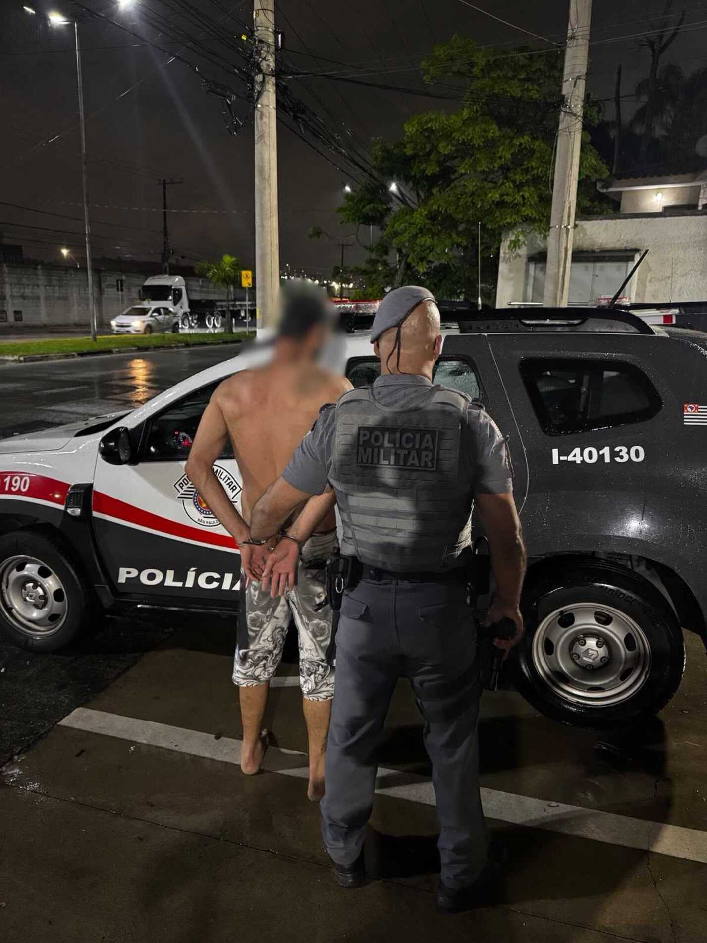 O suspeito foi localizado em frente à residência e abordado pela equipe. 