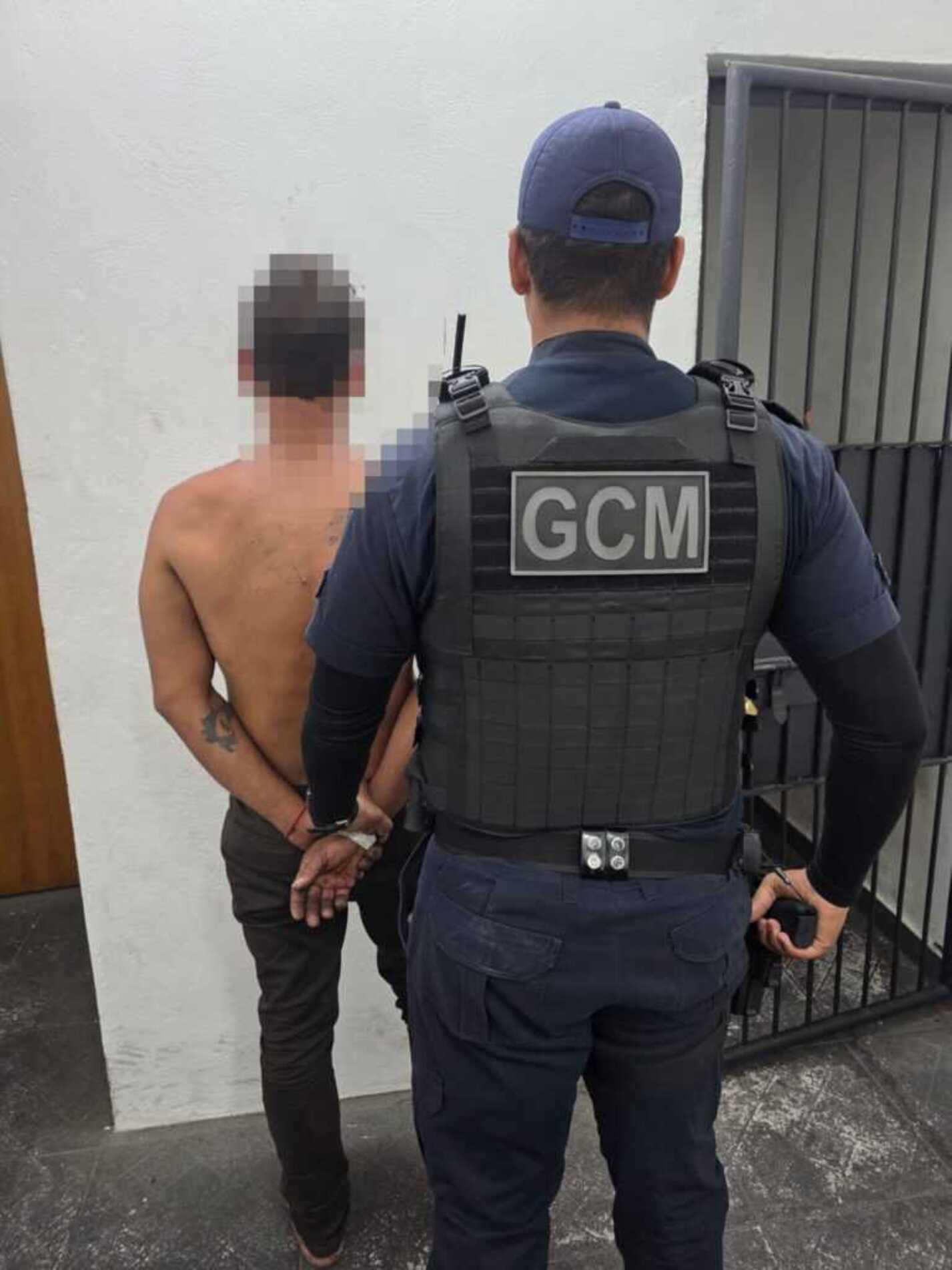 Segundo a testemunha, o homem teria chutado as costas da mulher enquanto ela caminhava pela rua, derrubando-a