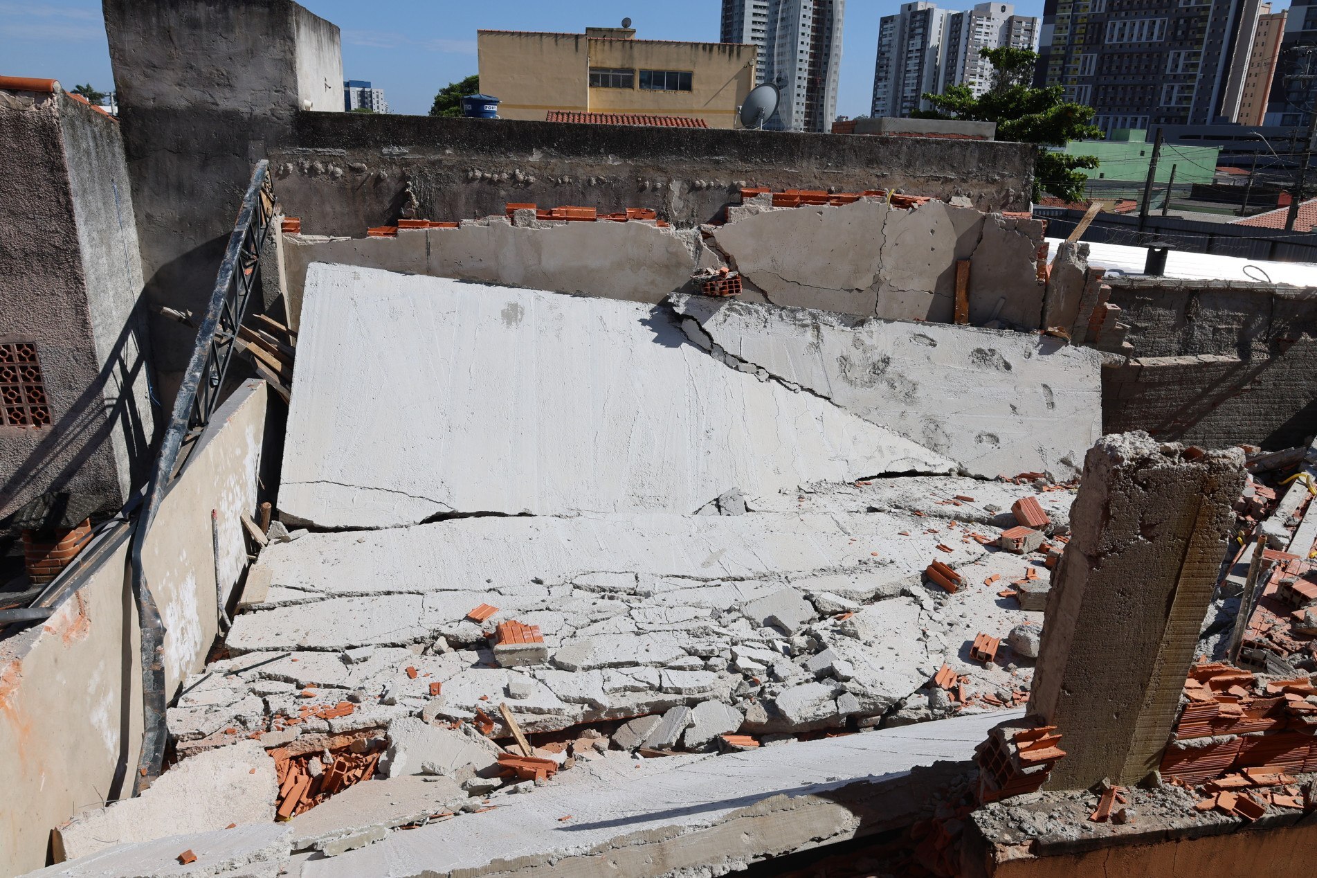 Segundo a Defesa Civil, desabamento provavelmente foi causado por excesso de peso
