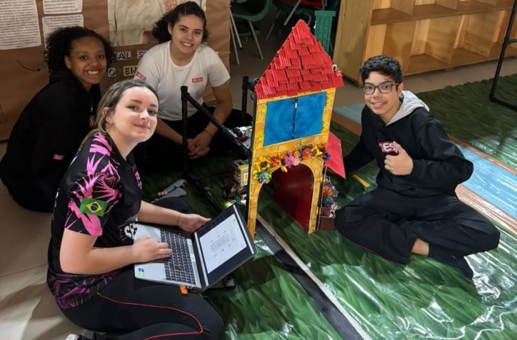 Beatriz, Yasmim, Catarina e Gabriel se preparam para a RoboCupJunior Americas 
