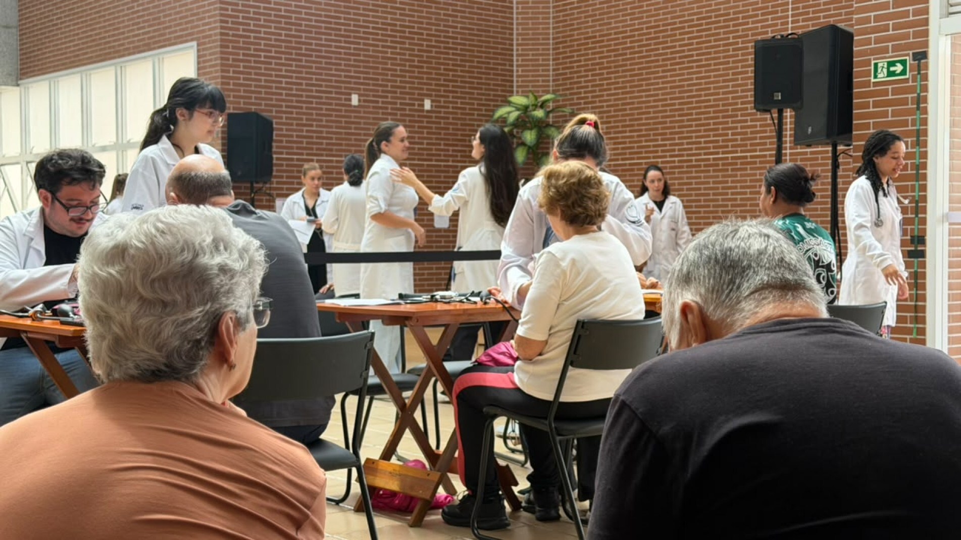 Idosos participaram de avaliações de saúde e receberam orientações sobre prevenção de doenças e qualidade de vida durante a V Jornada de Medicina da UNIP, realizada no Sesc Sorocaba