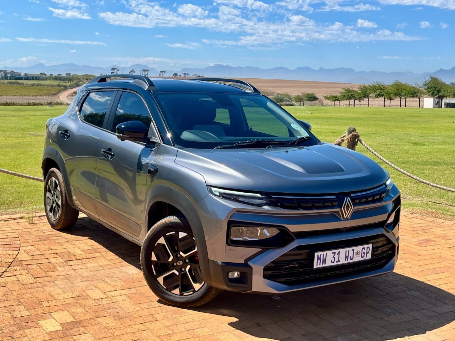 Modelo utiliza a plataforma do Kwid, mas apresenta 
visual mais robusto e características de utilitário esportivo