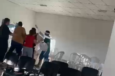 Vídeos gravados por pessoas que estavam no local mostram a invasão e parte das agressões