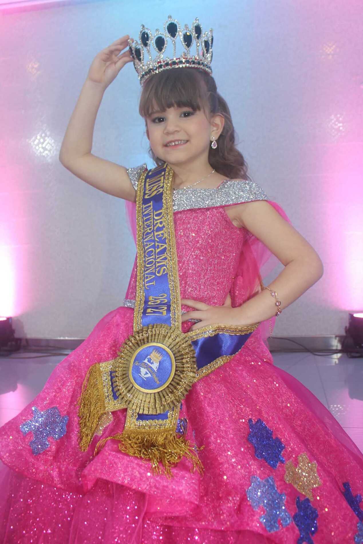 Aos 5 anos, Bella Liz venceu o Mini Miss Dreams International 2026; vestido usado na 
final homenageou a causa do autismo