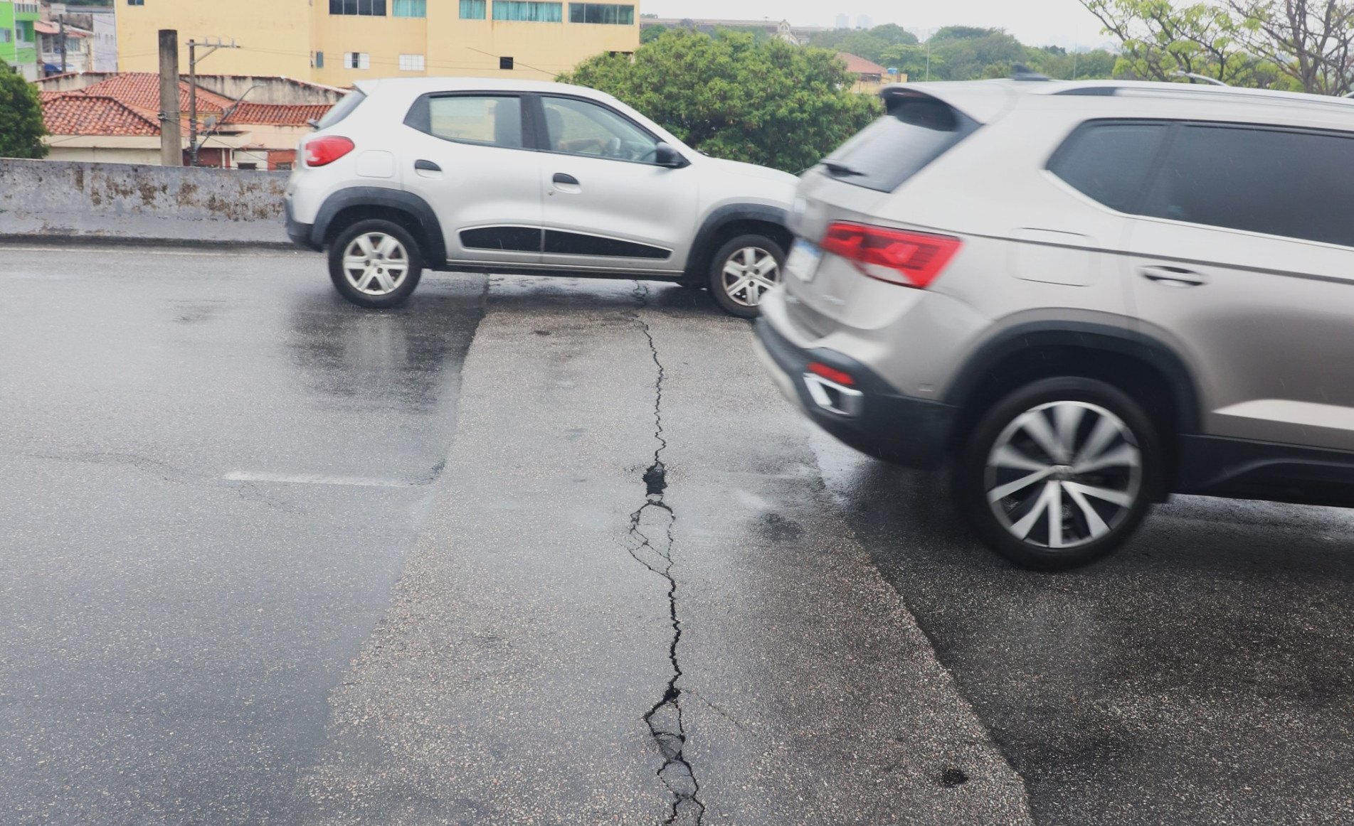 Desnível prejudica o trânsito. Prefeitura informou que prepara licitação de empresa para avaliar estados de viadutos e fazer melhorias 