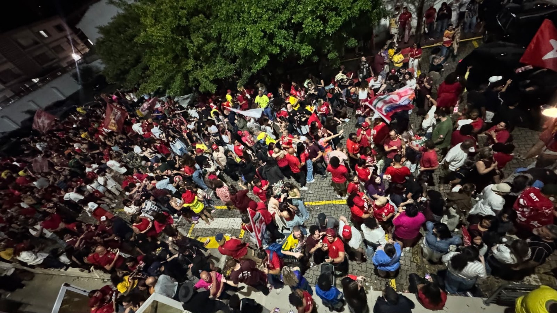 Apoiadores comemoram a reeleição do presidente Lula