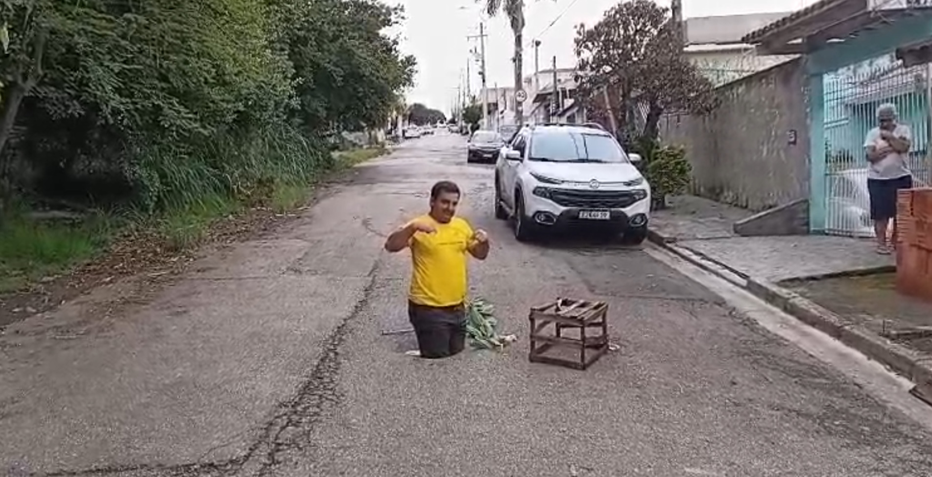 Cratera fica na rua Domingos Teruz, no Jardim Zulmira