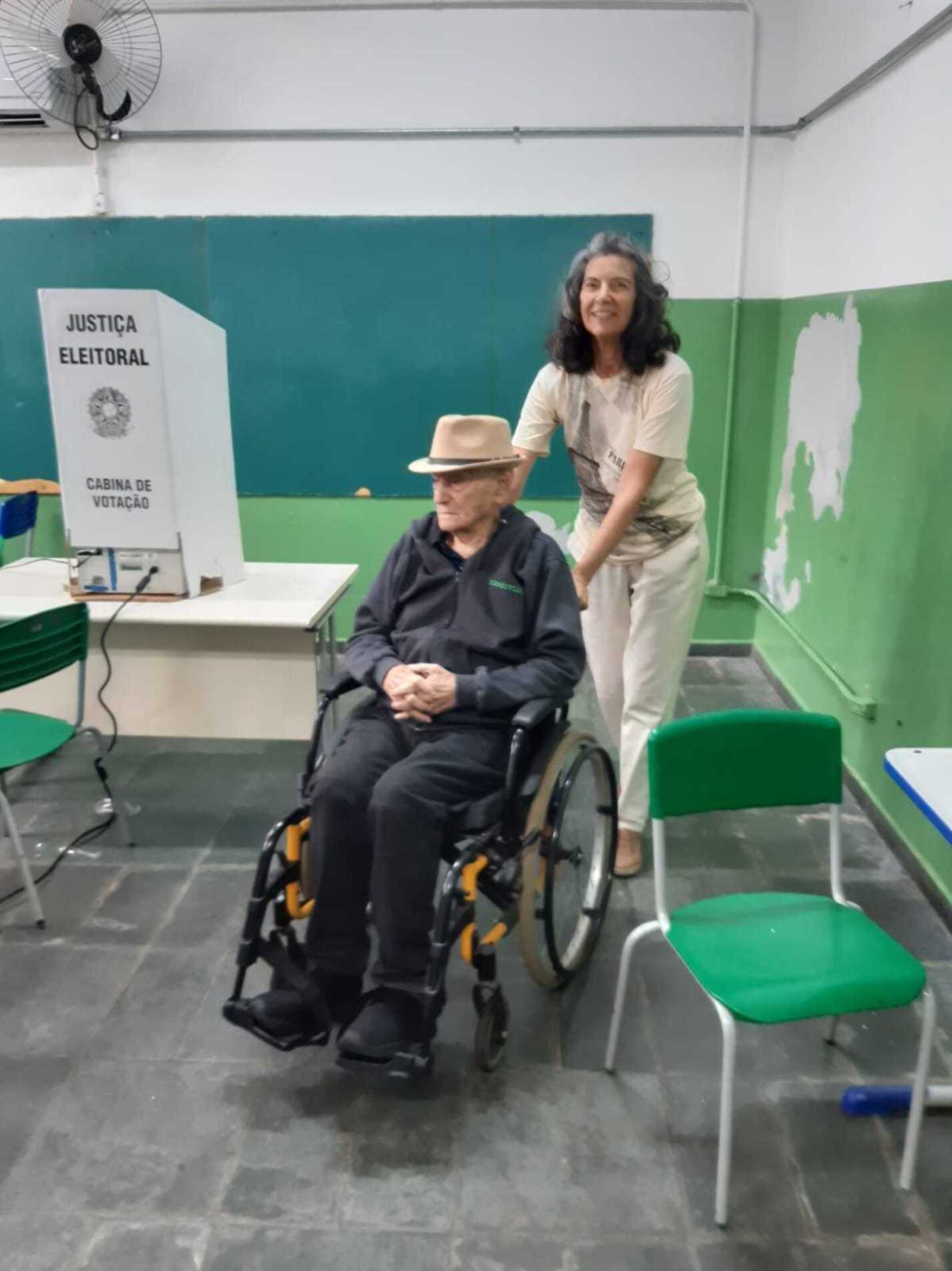 José vota na Escola Estadual Professora
Julia Rios Athayde, localizada no Jardim São Paulo