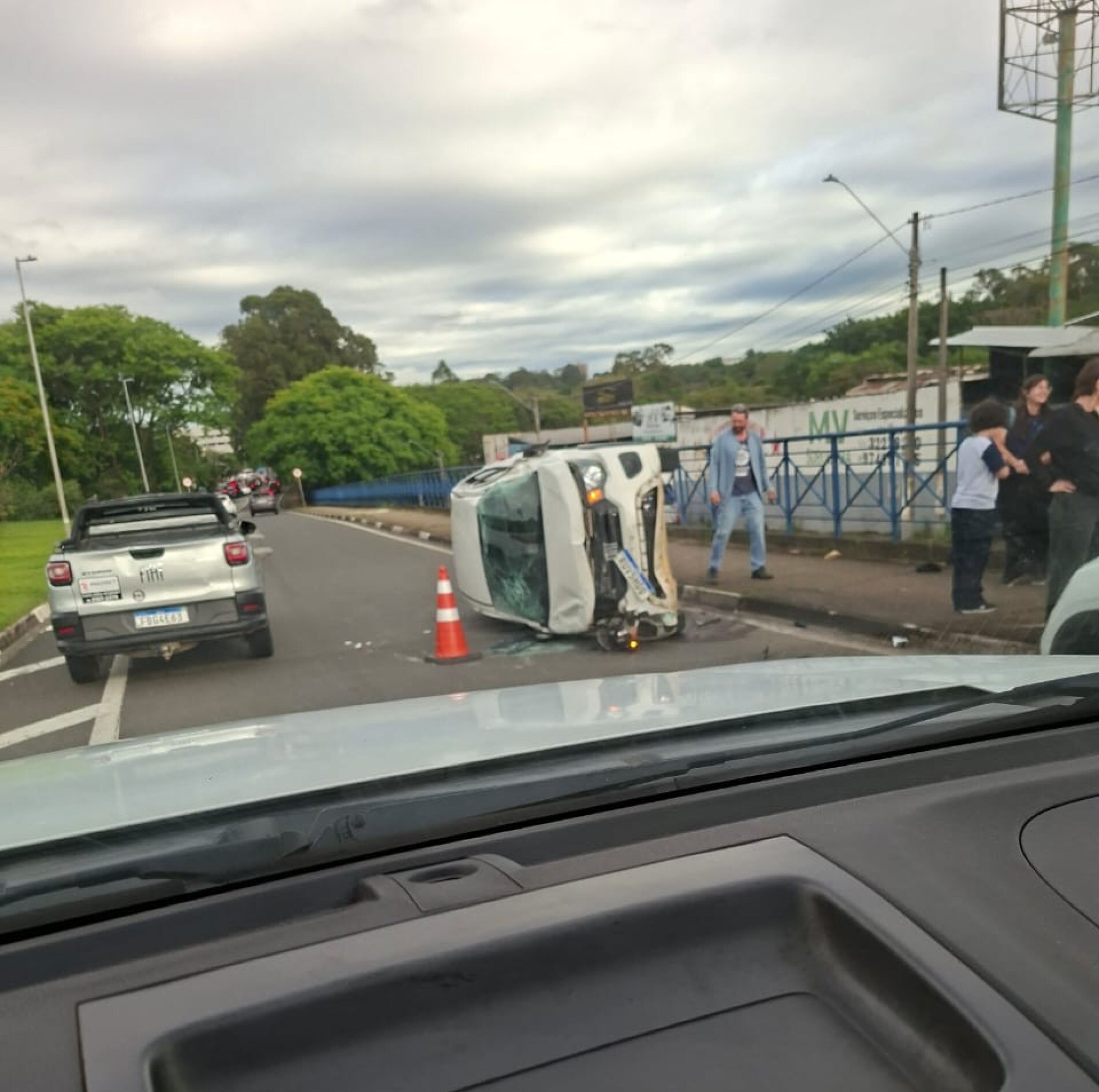 Dentro do veículo havia também uma passageira, ambos sairam ilesos