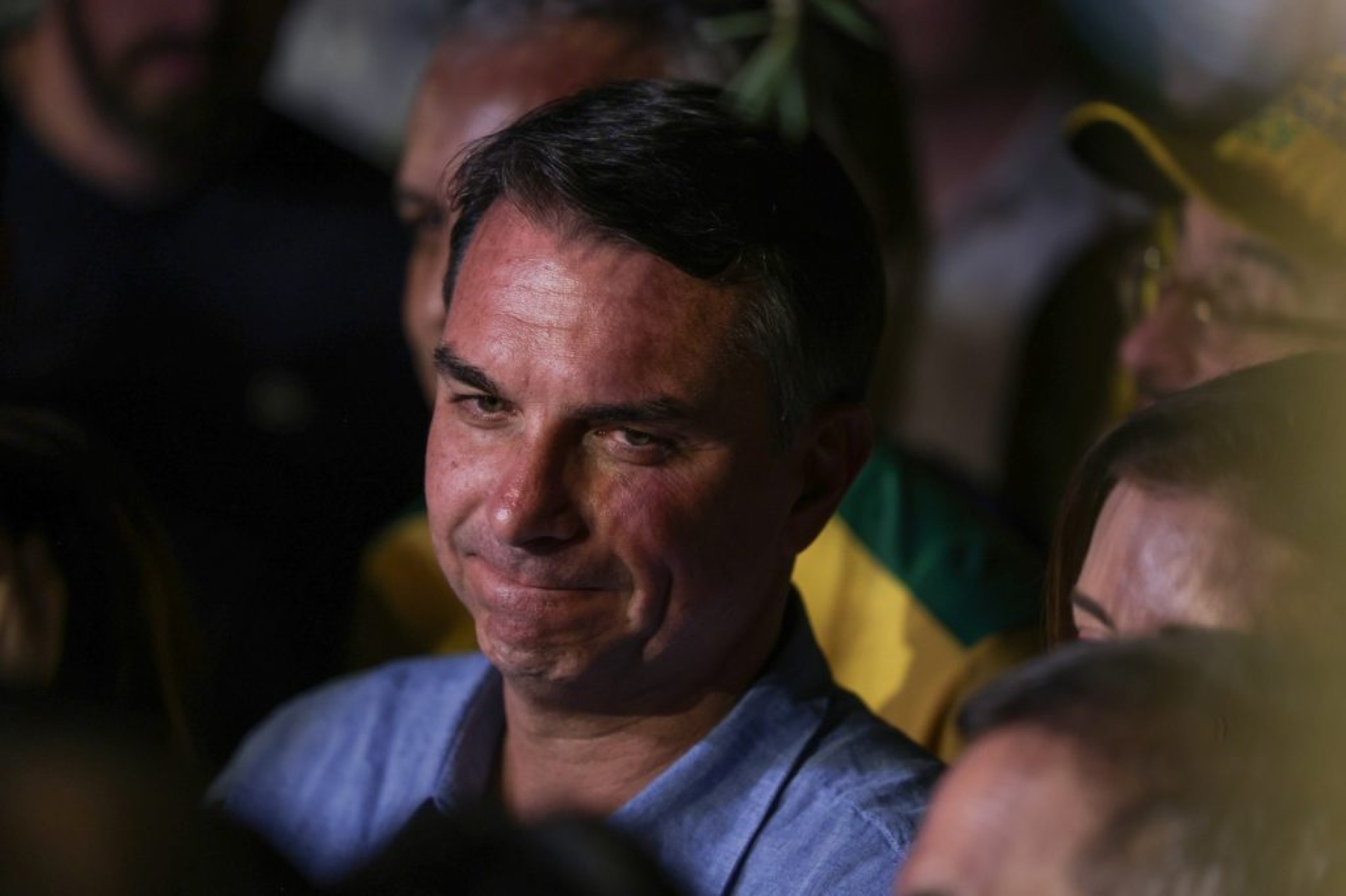 Flávio Bolsonaro publicou um vídeo nas redes sociais nesta segunda-feira (26) falando sobre a saída do país