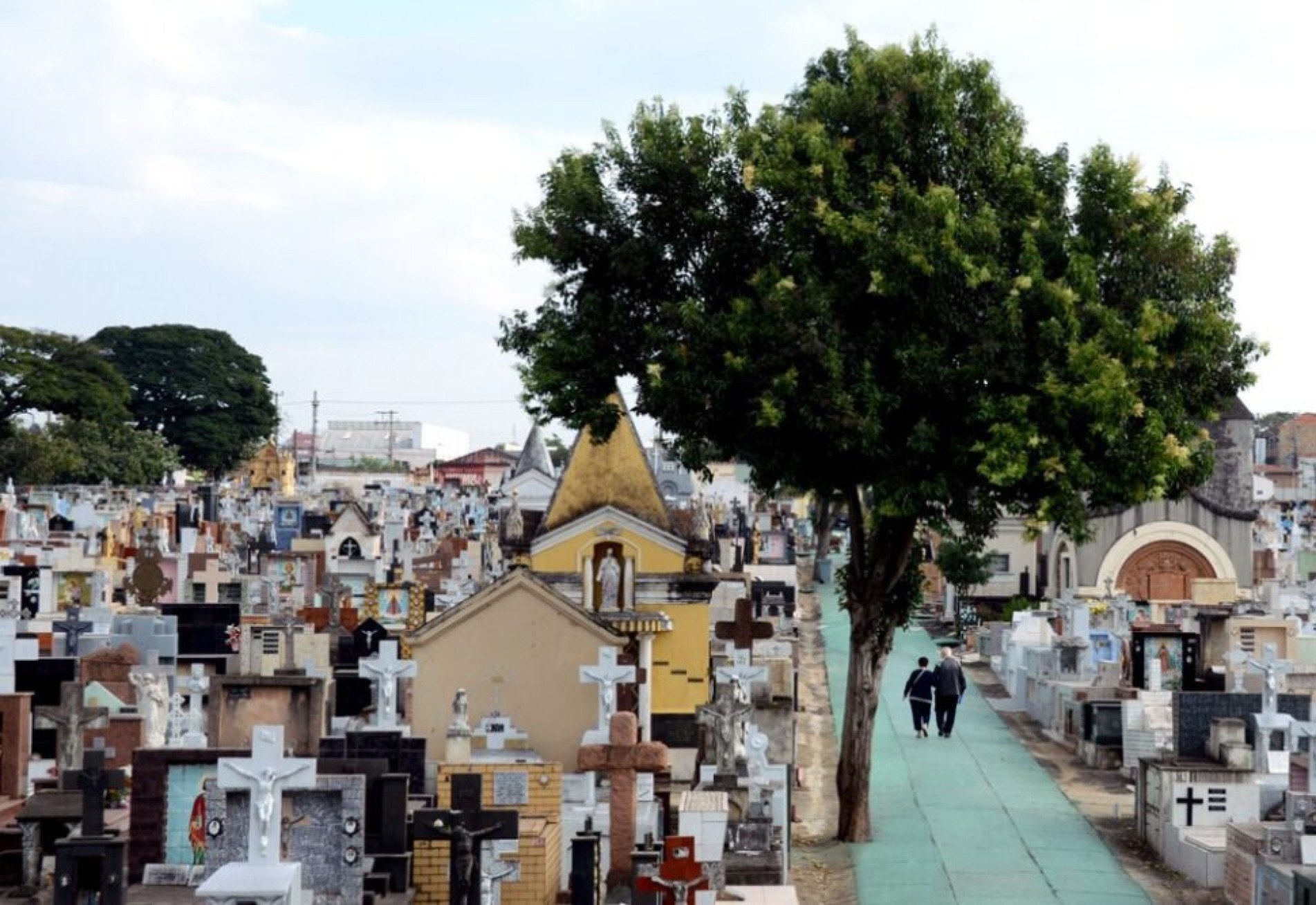 Em alguns cemitérios, as restrições ao tráfego de veículos iniciam ao meio dia do domingo (1º)