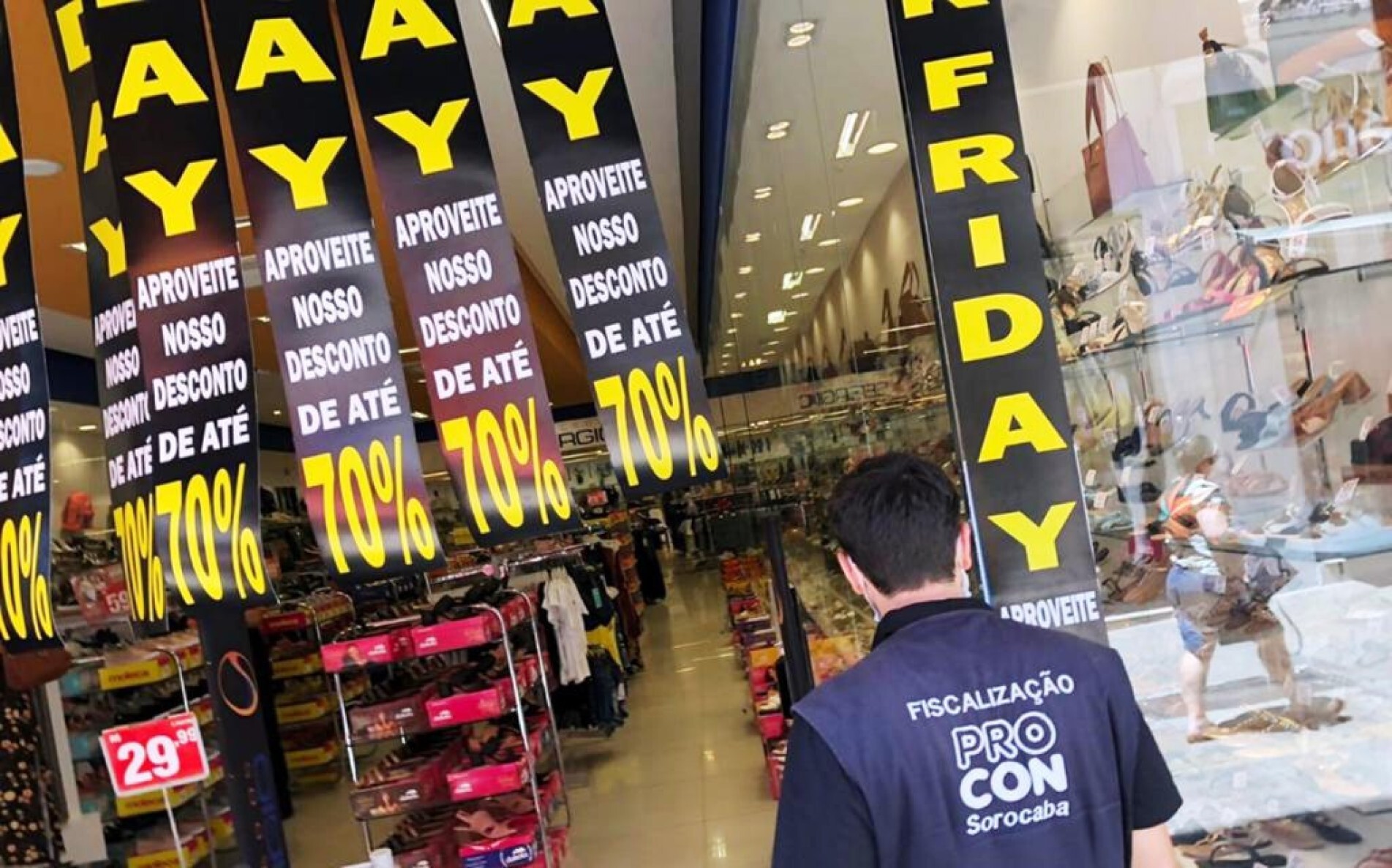 Entre as principais queixas estão a indisponibilidade de produtos anunciados em promoção, a elevação de preços antes da data para simular descontos e os atrasos nas entregas