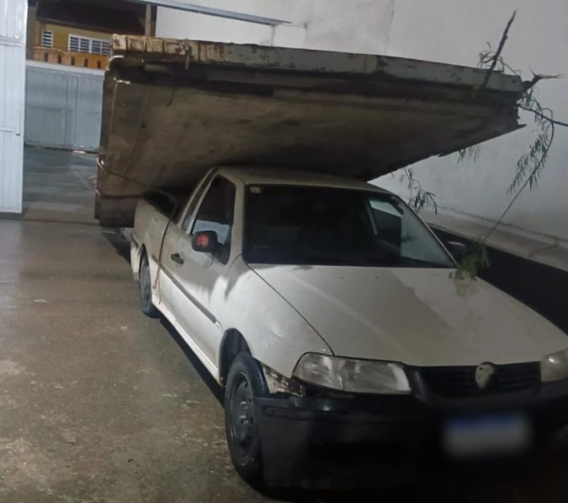 Motorista tentou fugir e atingiu o retrovisor de um ônibus e, em seguida, abandonou o veículo com o passageiro