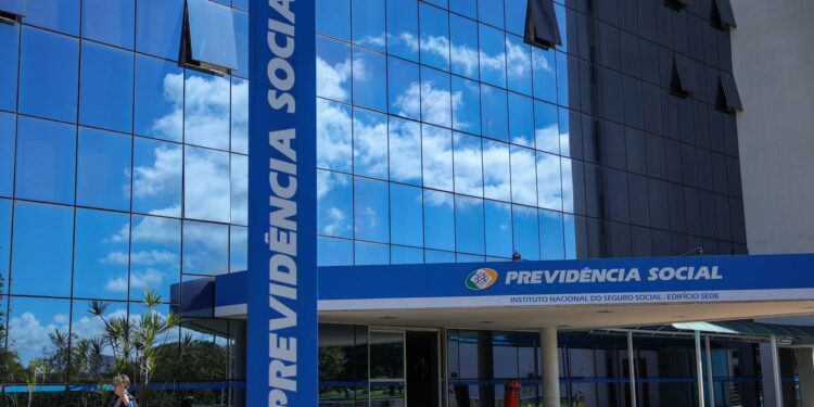 Todos os beneficiários que aguardam um auxílio do INSS deveriam ler isso