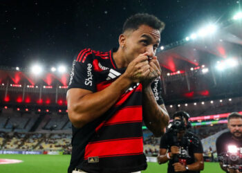 Enquanto Danilo fala em deixar o Flamengo para reforçar o Porto, jogador da Copa do Mundo quer atuar no Mengão