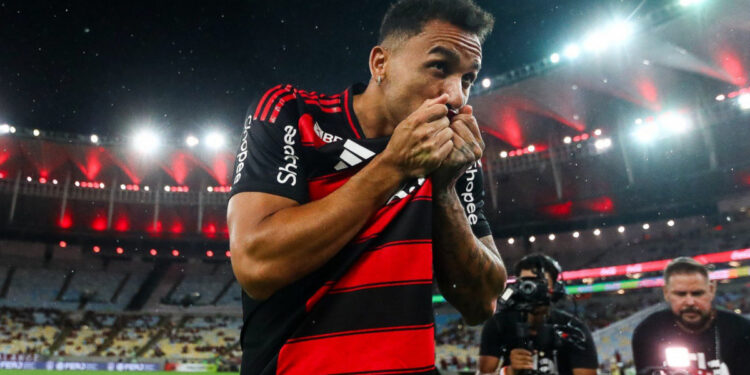 Enquanto Danilo fala em deixar o Flamengo para reforçar o Porto, jogador da Copa do Mundo quer atuar no Mengão
