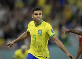 Enquanto Casemiro ganha R$ 8,2 milhões, o valor que o volante de Curaçao recebe parece piada