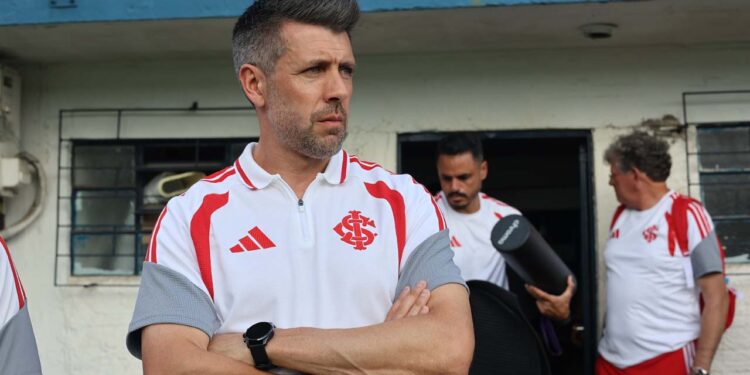 Enquanto o Internacional contratou zagueiro com salário de R$ 1 milhão por mês, artilheiro do Grêmio pode ir para o Corinthians