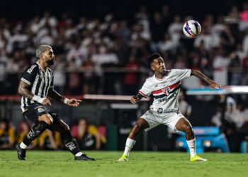Enquanto o São Paulo contratou atacante em plena Copa do Mundo, Santos prometeu não trazer reforços até fazer isso