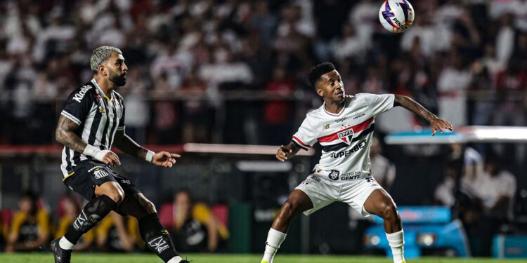 Enquanto o São Paulo contratou atacante em plena Copa do Mundo, Santos prometeu não trazer reforços até fazer isso