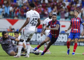 Enquanto o Grupo City vendeu dois clubes, o Vitória acertou com 3 reforços em poucos dias