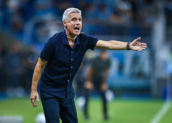 Grêmio compra zagueiro por R$ 3 milhões e Palmeiras receberá 4 jogadores